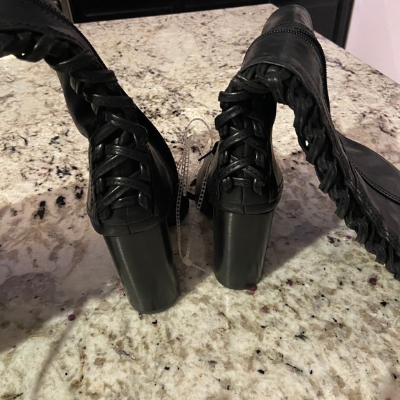 Black boots - Picture 4 of 6